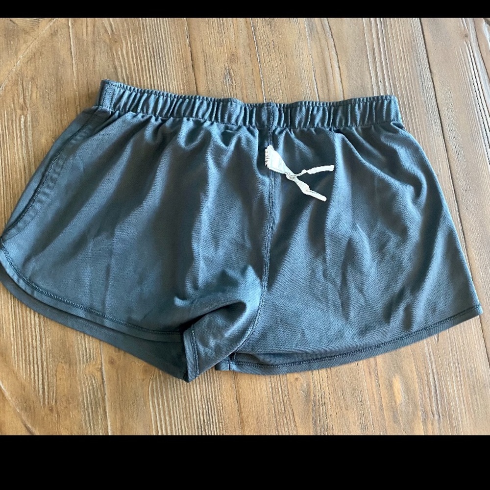 EUC women’s dk grey UA shorts - Picture 5 of 7